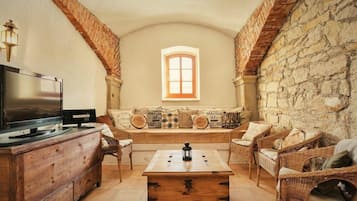 Apartment | Wohnzimmer | Fernseher, Kamin