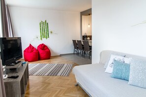 Appartement (Apartment 2 - Kinder & Hunde willkomm) | Salle de séjour | Télévision, table de tennis de table