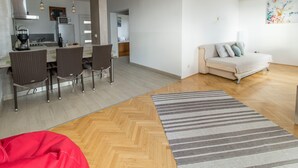 Căn hộ (Apartment 2 - Kinder & Hunde willkomm) | Phòng khách | TV, bàn bóng bàn 