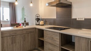 Căn hộ (Apartment 2 - Kinder & Hunde willkomm) | Bếp riêng | Tủ lạnh, máy rửa bát, ấm điện, dụng cụ nấu nướng/bát dĩa/dao nĩa 