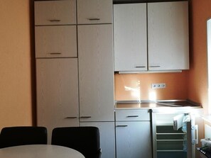 Apartment | Eigene Küche | Kühlschrank, Mikrowelle, Herdplatte, Wasserkocher mit Kaffee-/Teezubehör