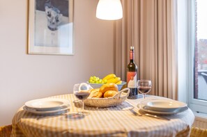 Apartment | Eigene Küche | Kühlschrank, Herdplatte, Geschirrspüler