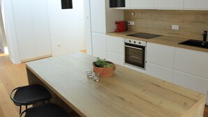 Villa (Sunny Garden ) | Privat køkken | Kaffe-/temaskine, køleskab, mikrobølgeovn, kogeplade