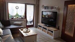 Appartement | Woonkamer | Een televisie en een dvd-speler