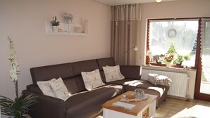 Appartement | Woonkamer | Een televisie en een dvd-speler