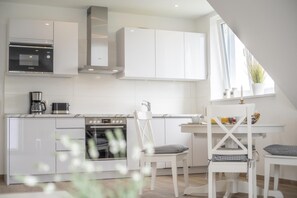Departamento | Cocina privada | Refrigerador, microondas, lavavajillas y cafetera y tetera 