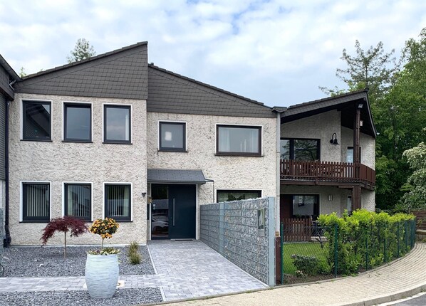 Apartment | Exterior - Ferienwohnung Tongrube 145 m2 5 Gäste Garten (Erkrath)