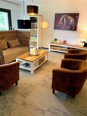 Apartment | Living room | TV, fireplace - Ferienwohnung Tongrube 145 m2 5 Gäste Garten (Erkrath)