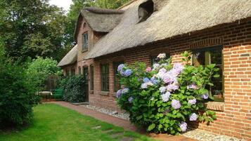 Apartment (Ferien unter dem Reetdach) | Exterior