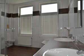 Apartamento (Villa Emilie, Wohnung "Augustine") | Banheiro | Roupões de banho 