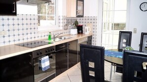 Apartamento | Cozinha privada | Cafeteira/chaleira, geladeira, cooktop