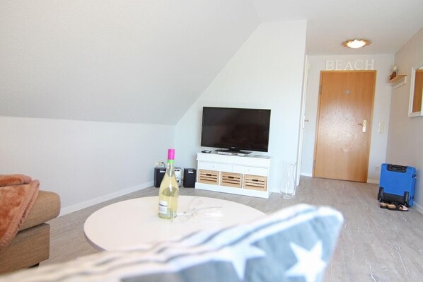 Apartment | Wohnzimmer | Fernseher, DVD-Player