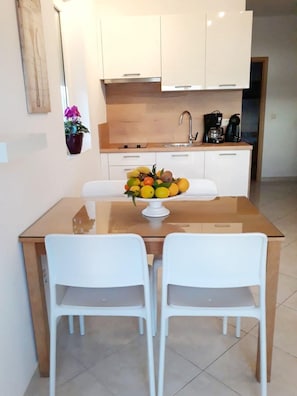 Apartamento | Cozinha privada | Geladeira, cafeteira/chaleira