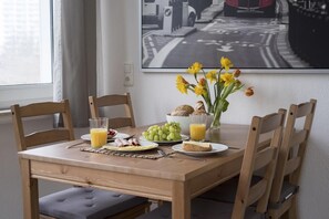 Apartment | Eigene Küche | Kühlschrank, Herdplatte, Wasserkocher mit Kaffee-/Teezubehör