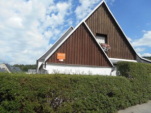 A building with a triangular roof and a sign indicating it is a restaurant. - Rothers Ferienwohnung (Annaberg-Buchholz)