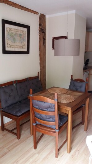 Apartment | Wohnzimmer | Fernseher, DVD-Player