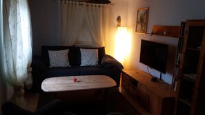 Apartment | Wohnzimmer | Fernseher, DVD-Player