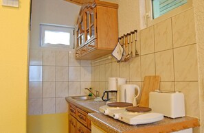 Apartment | Private kitchen | Stovetop, coffee/tea maker - Alte Strandvogtei Sellin, Garten-bungalow 4, Direkt im Herzen vom Ostseebad Sellin (Sellin)