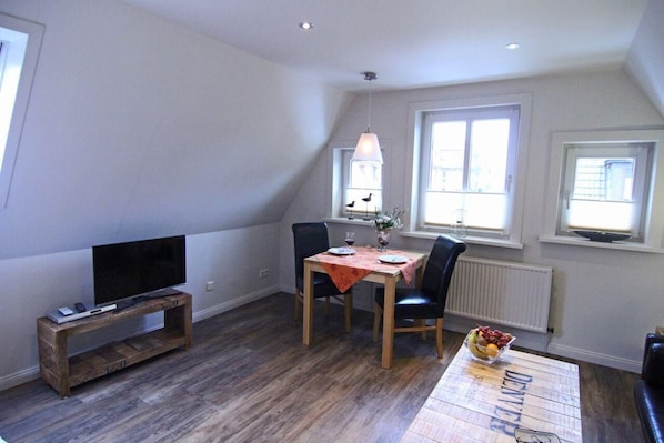 Apartment | Wohnzimmer | Fernseher, DVD-Player