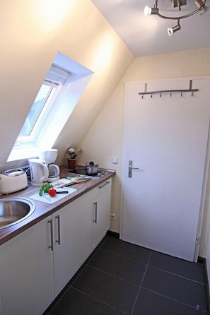 Apartment | Eigene Küche | Kühlschrank, Mikrowelle, Herdplatte, Wasserkocher mit Kaffee-/Teezubehör