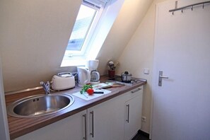 Apartment | Eigene Küche | Kühlschrank, Mikrowelle, Herdplatte, Wasserkocher mit Kaffee-/Teezubehör