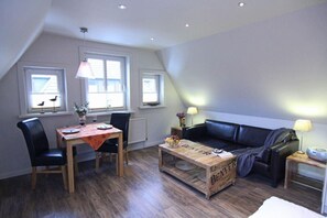 Apartment | Wohnzimmer | Fernseher, DVD-Player