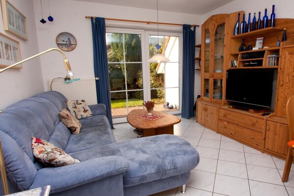 Apartment | Wohnzimmer | Fernseher, DVD-Player