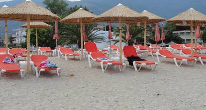 50 Meter bis zum Strand: Pension Delfini mit Terrasse