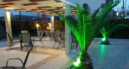 50 Meter bis zum Strand: Pension Delfini mit Terrasse