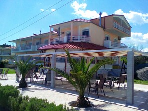 Apartment (50 Meter bis zum Strand: Pension Delf) | Exterior - 50 Meter bis zum Strand: Pension Delfini mit Terrasse (Volvi)