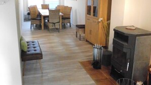 Maison | Salle de séjour | Télévision, cheminée, lecteur de DVD