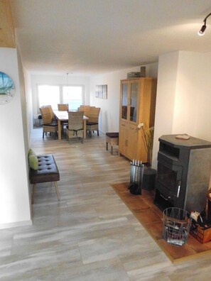 Talo | Olohuone | Televisio, takka, DVD-soitin