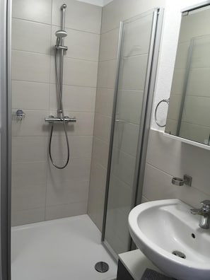 Apartment (Apartment "Hooge" - Haus Dünengras) | Badezimmer