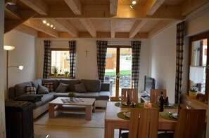 Casa | Sala de estar | Televisión y chimenea 