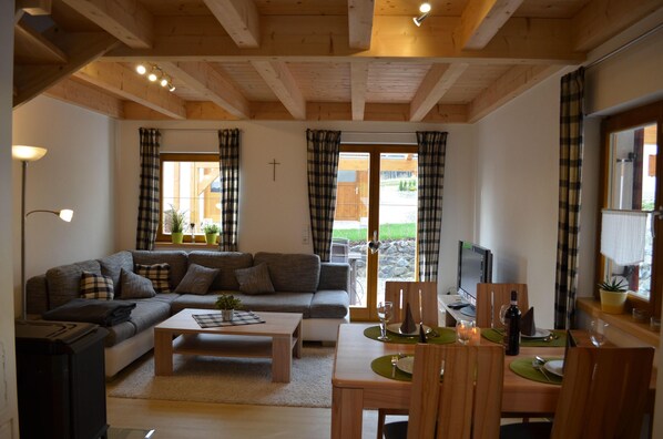 Ferienhaus | Wohnzimmer | Fernseher, Kamin