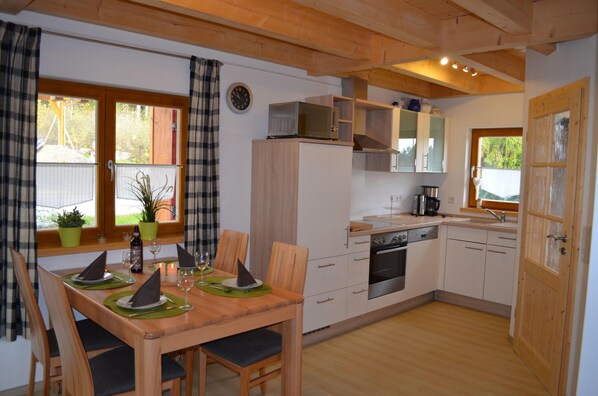 Casa | Cocina privada | Refrigerador, microondas, parrilla de estufa y lavavajillas 