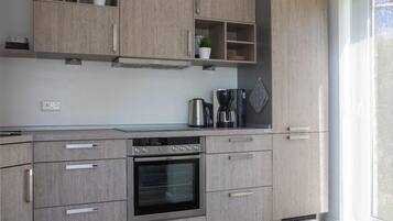 Ferienhaus | Eigene KĂŒche | KĂŒhlschrank, Mikrowelle, Herdplatte, GeschirrspĂŒler