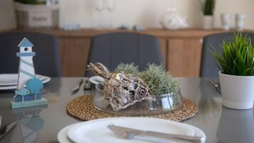 Ferienhaus | Eigene KĂŒche | KĂŒhlschrank, Mikrowelle, Herdplatte, GeschirrspĂŒler