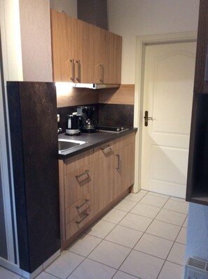 Apartment (Gemütliche Fewo am Feldrain auf NW R) | Private kitchen | Fridge, high chair, cookware/dishes/utensils