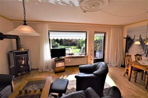 Ferienhaus (Haus Gabriele) | Wohnzimmer | Fernseher