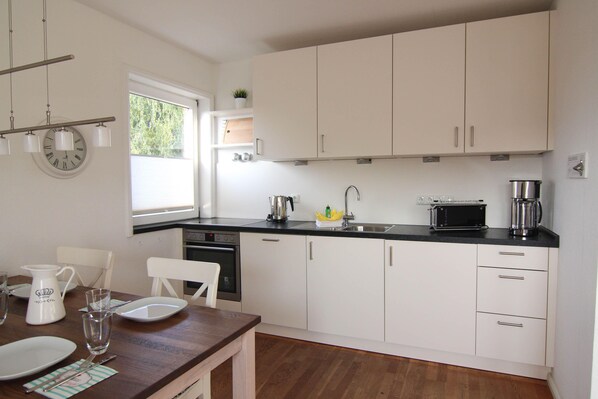 Apartment | Eigene Küche | Kühlschrank, Herdplatte, Geschirrspüler