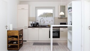 House | Private kitchen | Coffee/tea maker, fridge, microwave, stovetop - Ferienhaus in Altharlingersiel für 6 Personen mit Kleinkind 50020 (Neuharlingersiel)