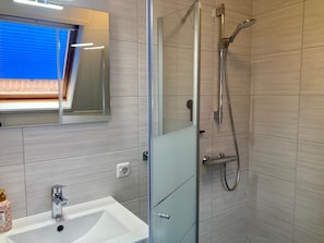 Bungalow, 3 chambres, patio, vue jardin | Salle de bain | Serviettes fournies