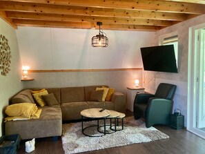 Bungalow, 3 habitaciones, patio, vista al jardín | Área de sala de estar