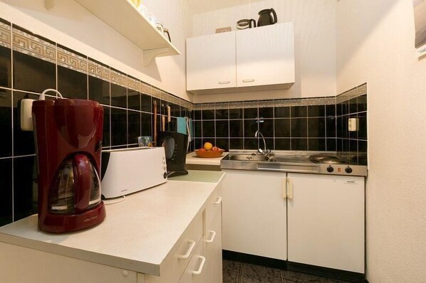 Appartement | Cuisine privée | Réfrigérateur, four à micro-ondes, surface de cuisson, cafetière-théière