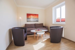 Apartment | Wohnzimmer | Fernseher, DVD-Player