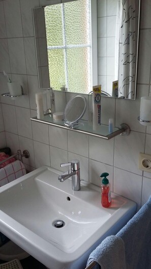 Apartment (FeWo mit Terasse u. Garten am Golfpl) | Badezimmer
