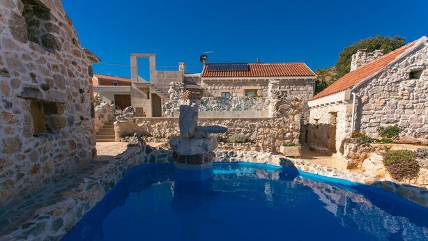 Outdoor pool - Stone House Marina (Marina)