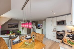 Apartment | Private kitchen | Fridge, microwave, stovetop, dishwasher - Strandresidenz Sylt - Fewo "hooge" (Sylt)