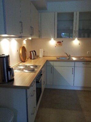 House | Private kitchen | Fridge, microwave, stovetop, dishwasher - Ferienhaus Klemmer (Fehmarn)